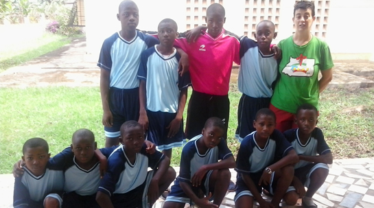 11/02/2014 El fútbol y el baloncesto alegran el Centro de Fundación Juan Bonal en Mbini.