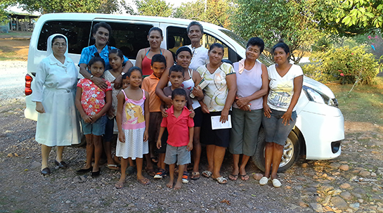 02/09/2015 Nissan dona dos vehículos para la acción social de Fundación Juan Bonal (parte 1).