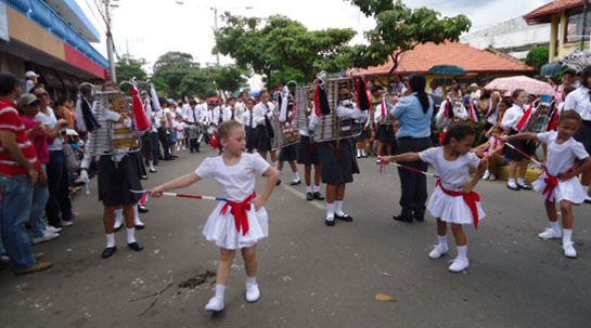 07/11/2013 El Colegio Santa Ana en Guanacaste disfruta del desfile de celebración del 192 aniversario de la independencia.