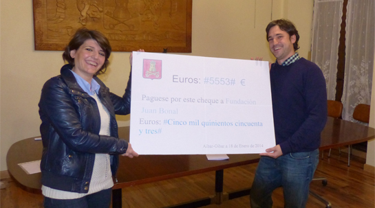 28/01/2014 Fundación Juan Bonal recibe 5.553 euros recaudados en el II Mercadillo Solidario de Aibar (Navarra).